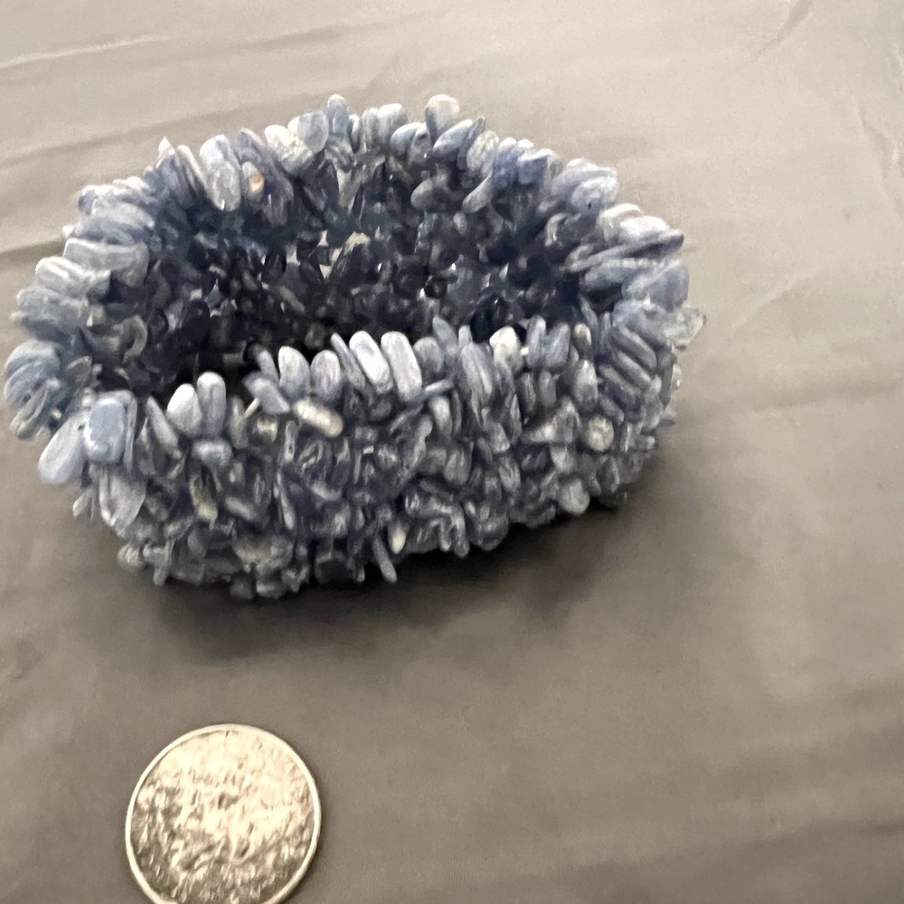 STRETCHY BLUE NECKLACE